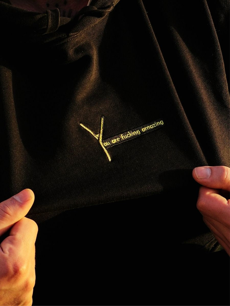 YAFA Stickerei Closeup – Gold gestickt auf Schwarz